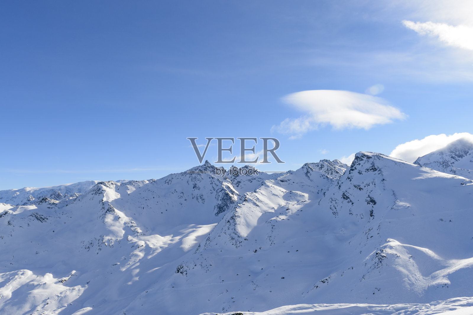 法国阿尔卑斯山的冬季全景在雪山高处照片摄影图片