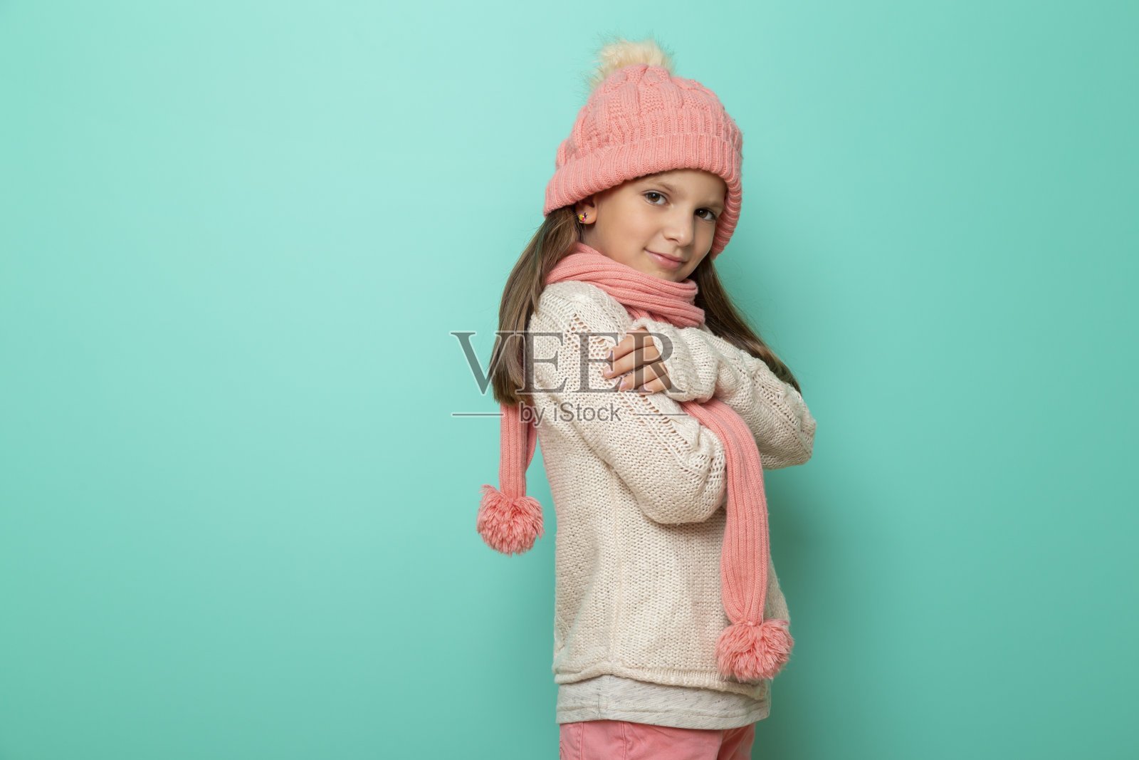 孩子穿着暖和的冬装照片摄影图片