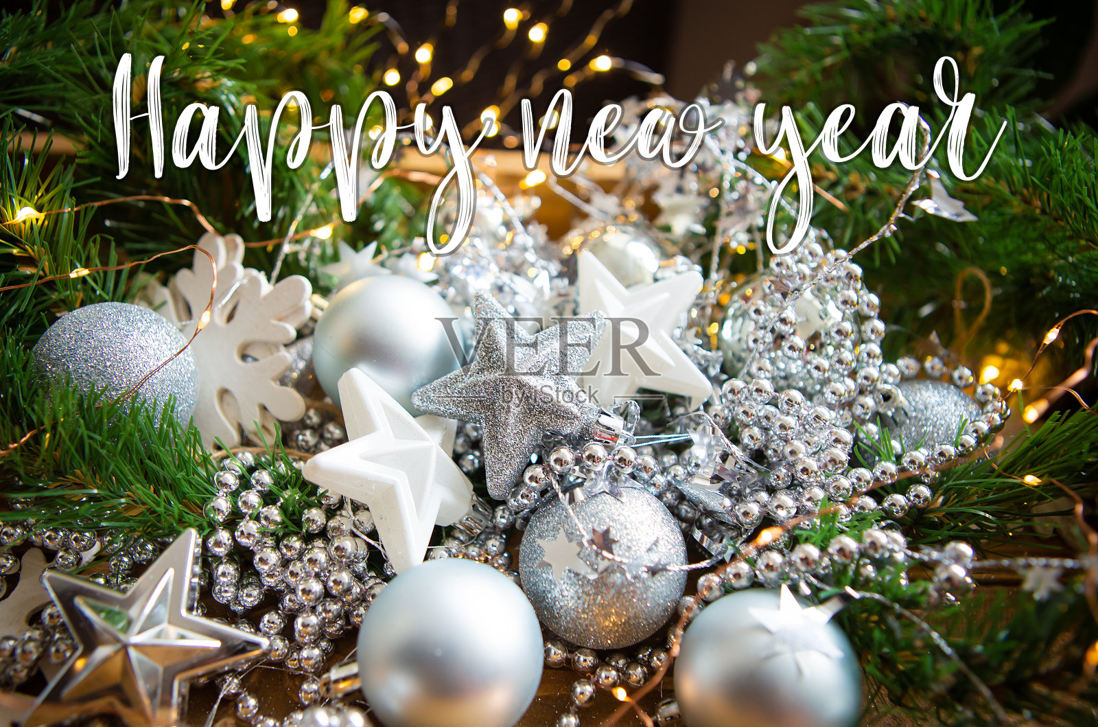 新年快乐。圣诞节的背景。美丽的散景背景。圣诞装饰品。照片摄影图片