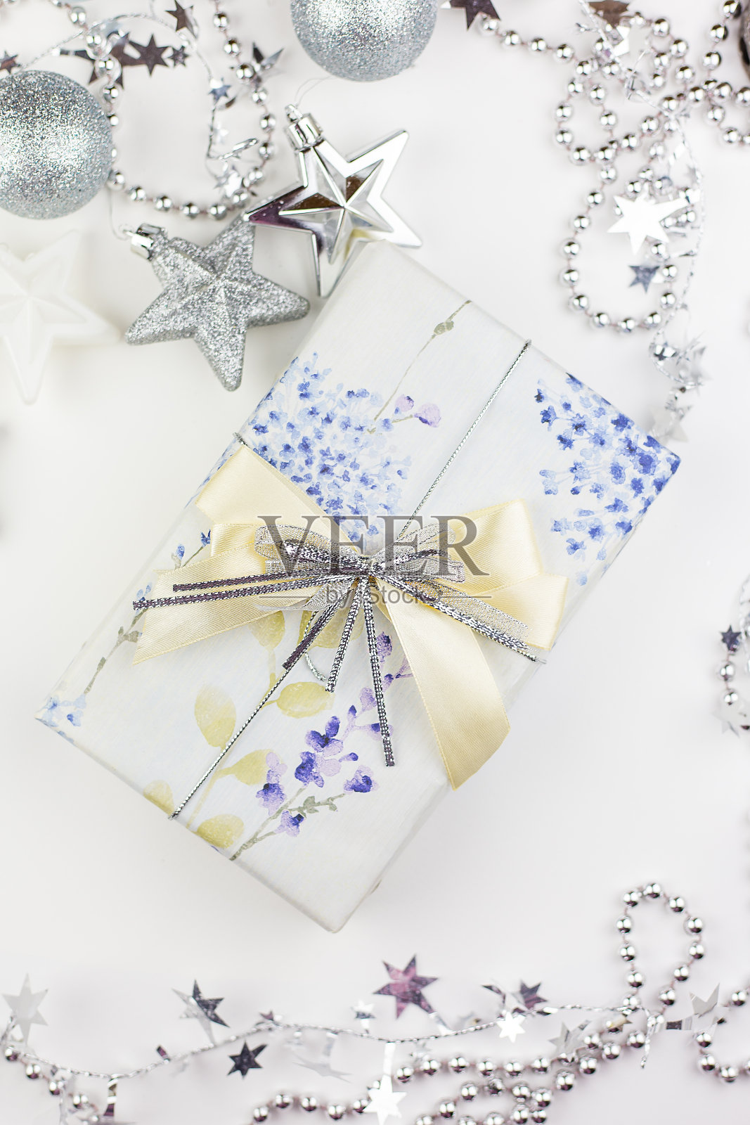 非常好的节日装饰。圣诞礼盒与节日装饰银色调照片摄影图片