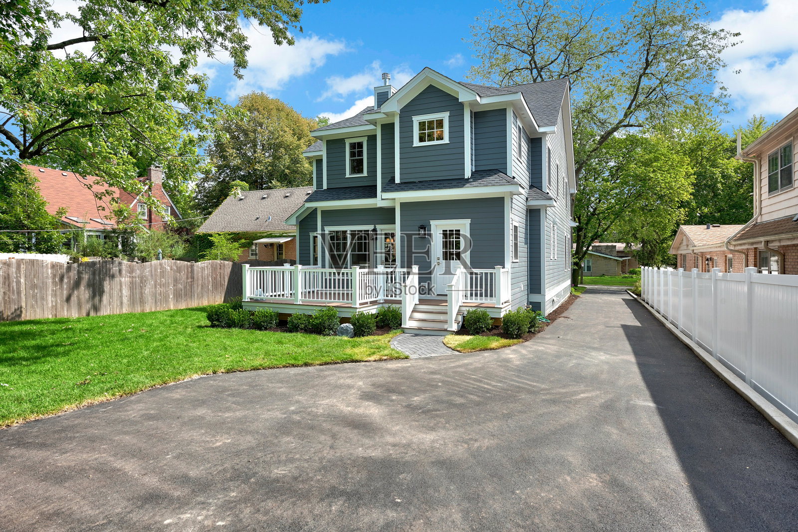 新家的后侧外观照片摄影图片