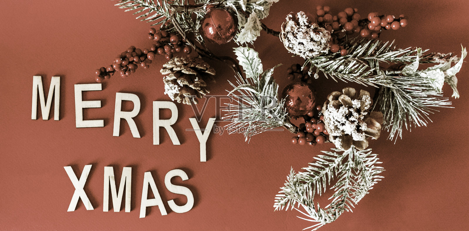 带有圣诞快乐祝福的圣诞卡片，饰有云杉树枝和圣诞球照片摄影图片