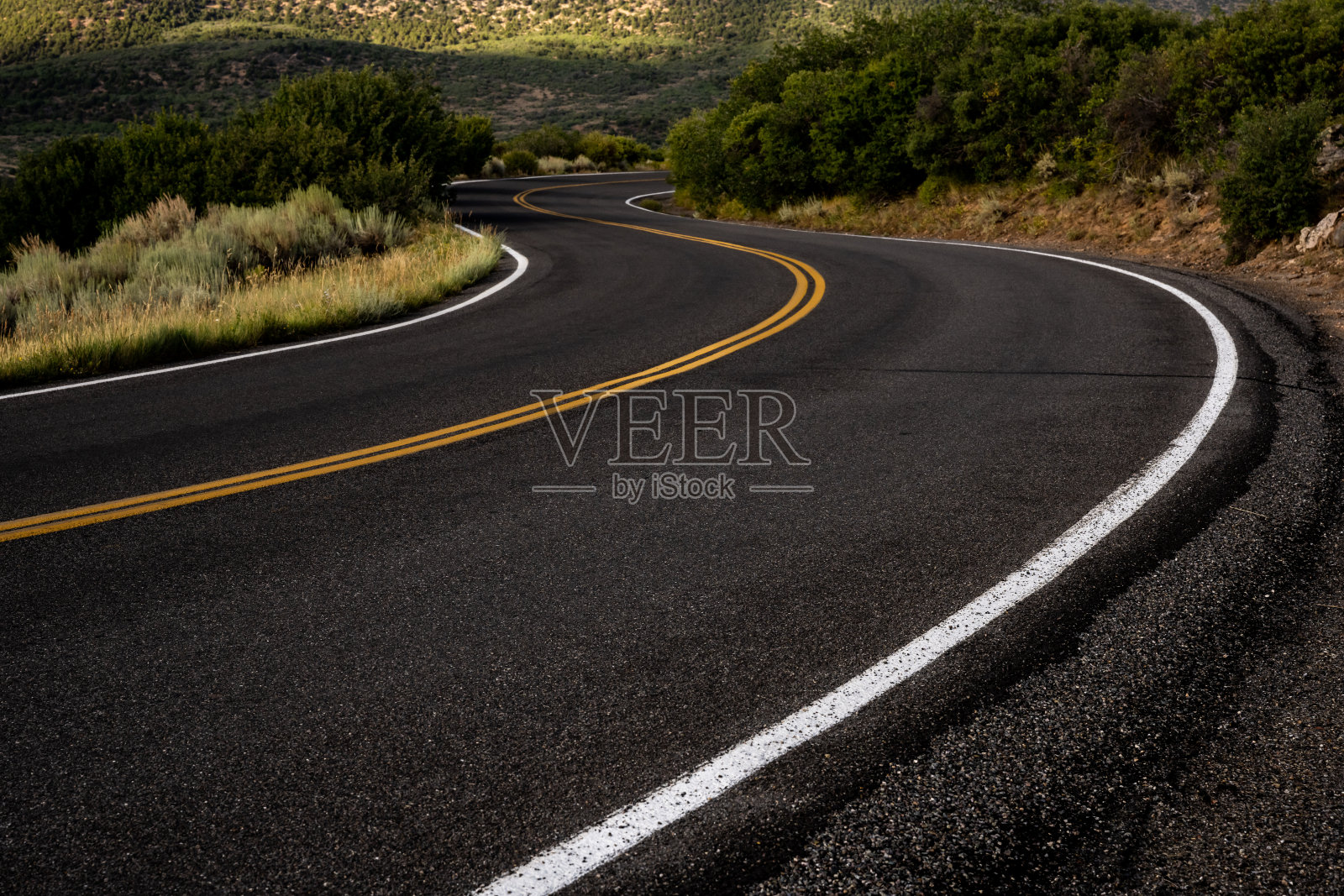 新鲜沥青的尖锐Ess照片摄影图片