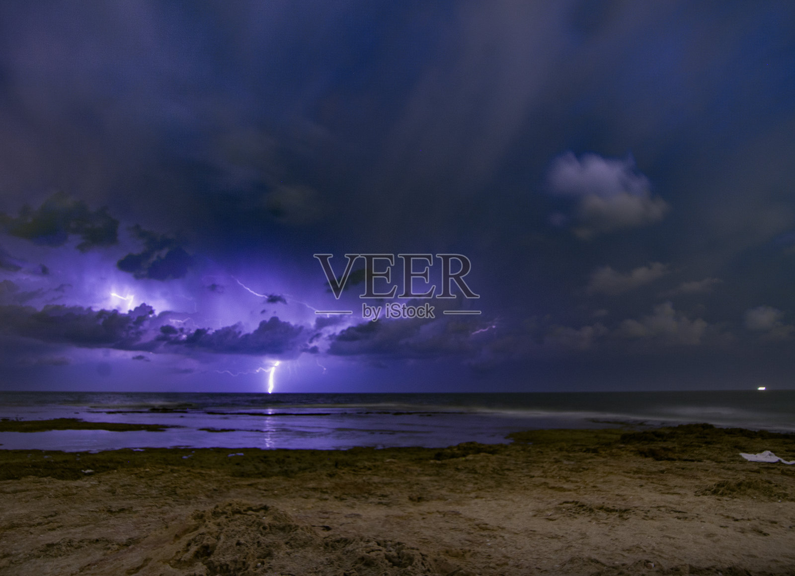 地中海的闪电风暴照片摄影图片