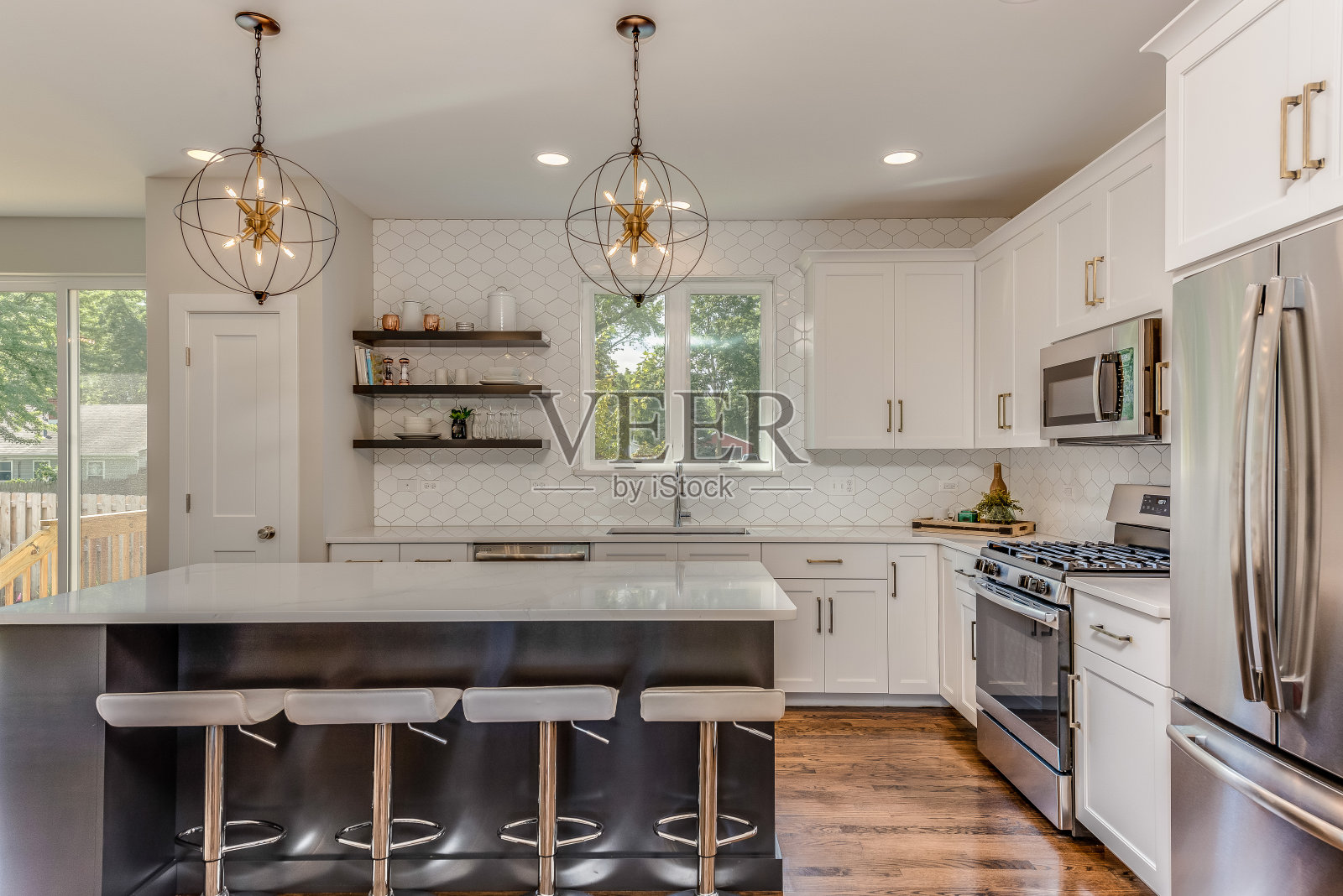 新厨房配有底部冷冻机照片摄影图片