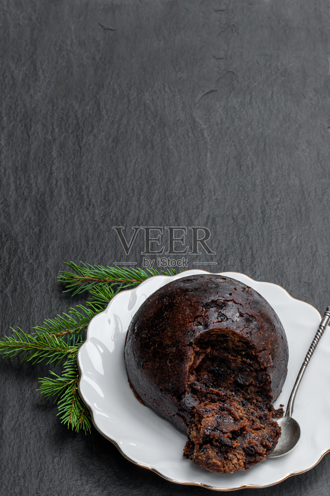 传统圣诞布丁上的黑色石头背景照片摄影图片