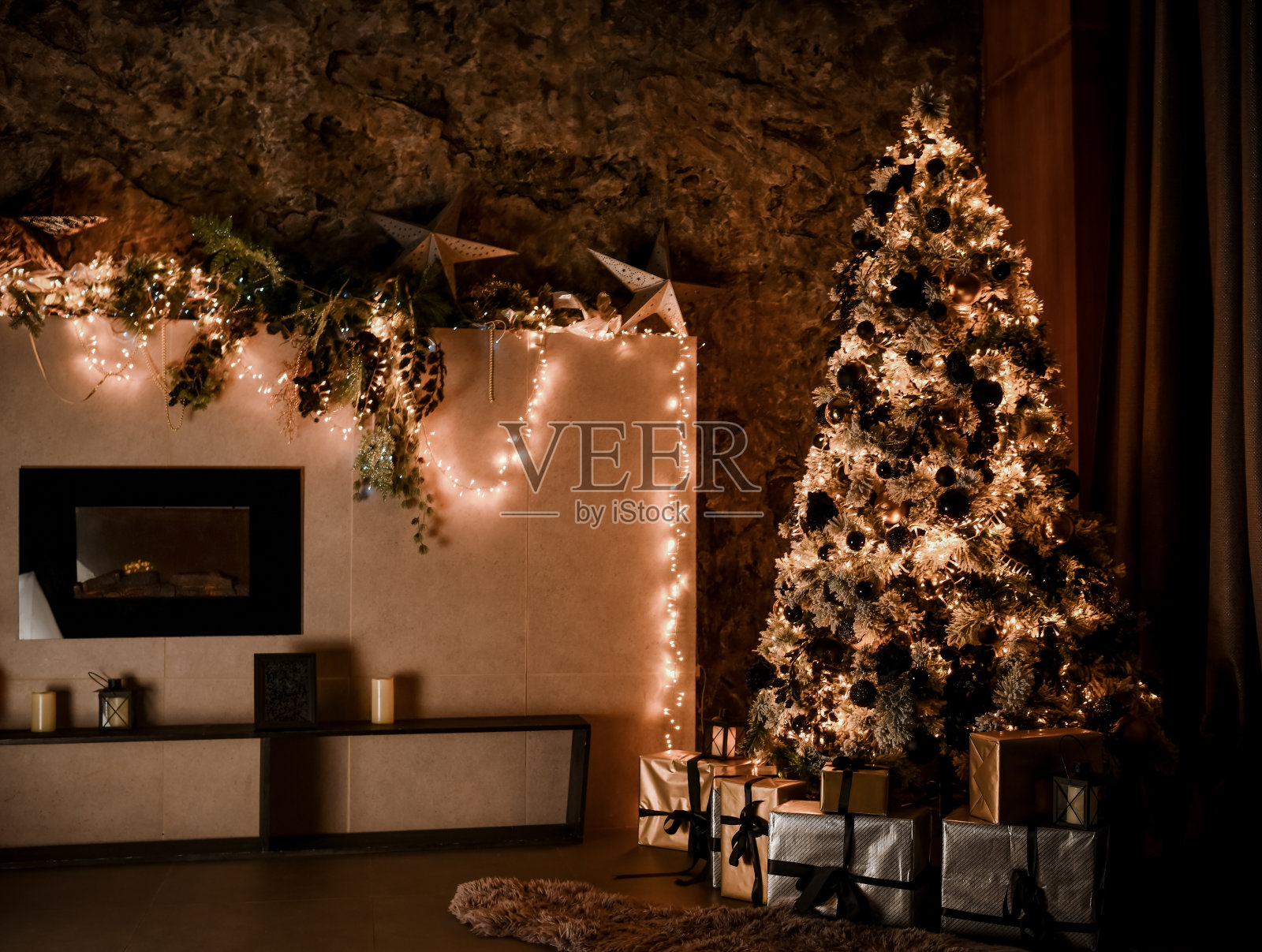 圣诞新年室内阁楼设计工作室装饰冷杉树花环球和礼物礼品盒水平形象照片摄影图片