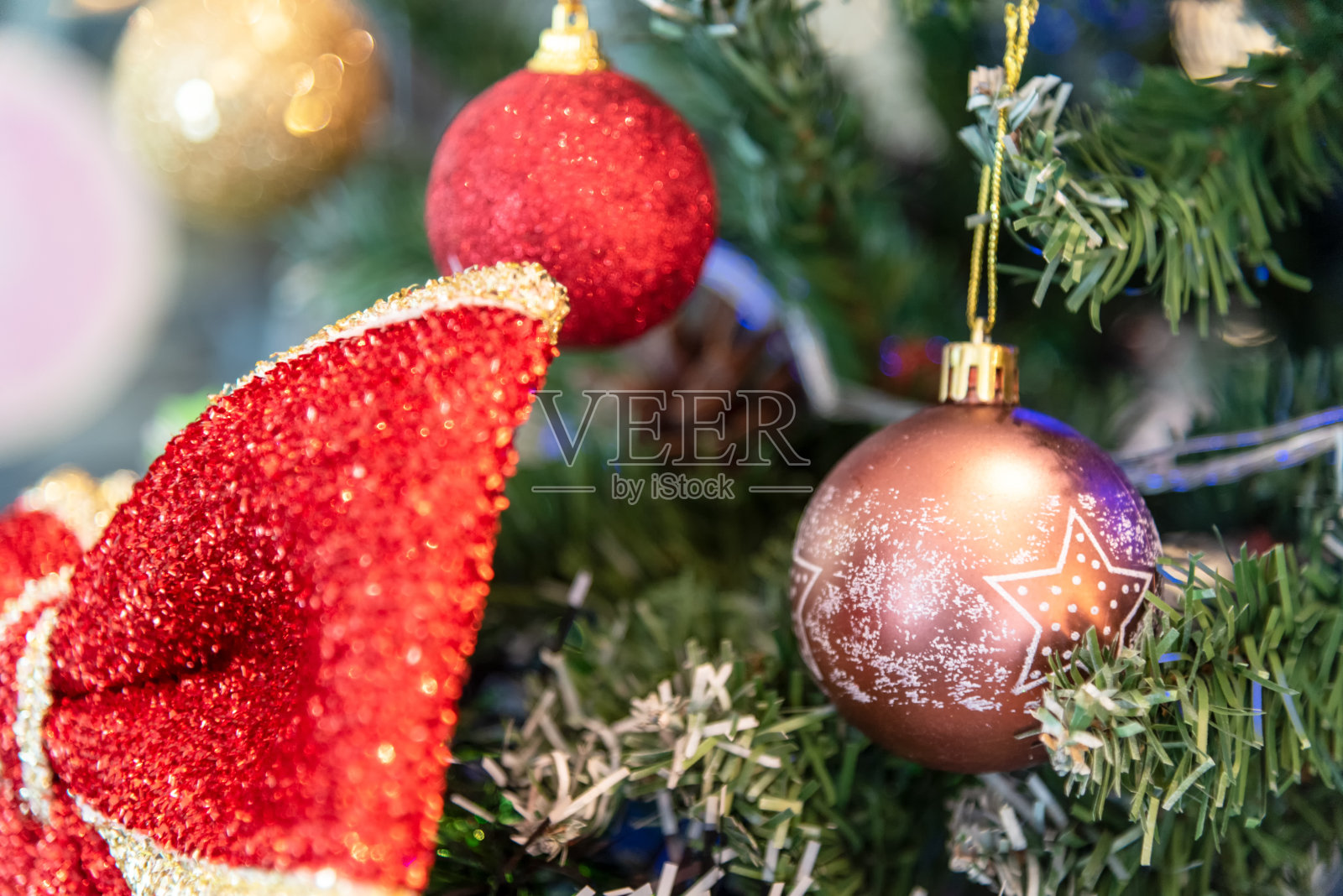 绿色背景的圣诞树上挂着五颜六色的小玩意照片摄影图片