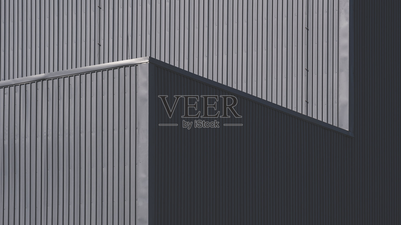 灰色波纹金属厂房墙面上的阳光和阴影照片摄影图片