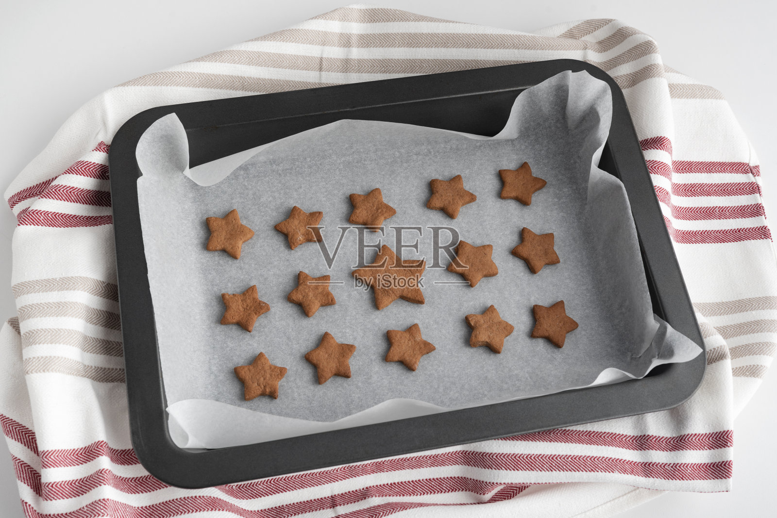 烤盘上的星形饼干。新鲜出炉的曲奇饼照片摄影图片