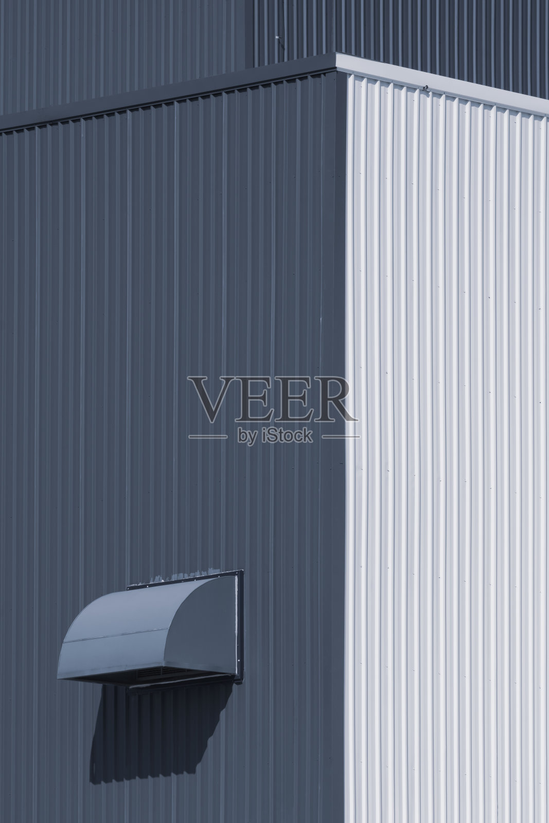 白色和灰色波纹金属仓库建筑的烘干机通风透视图照片摄影图片