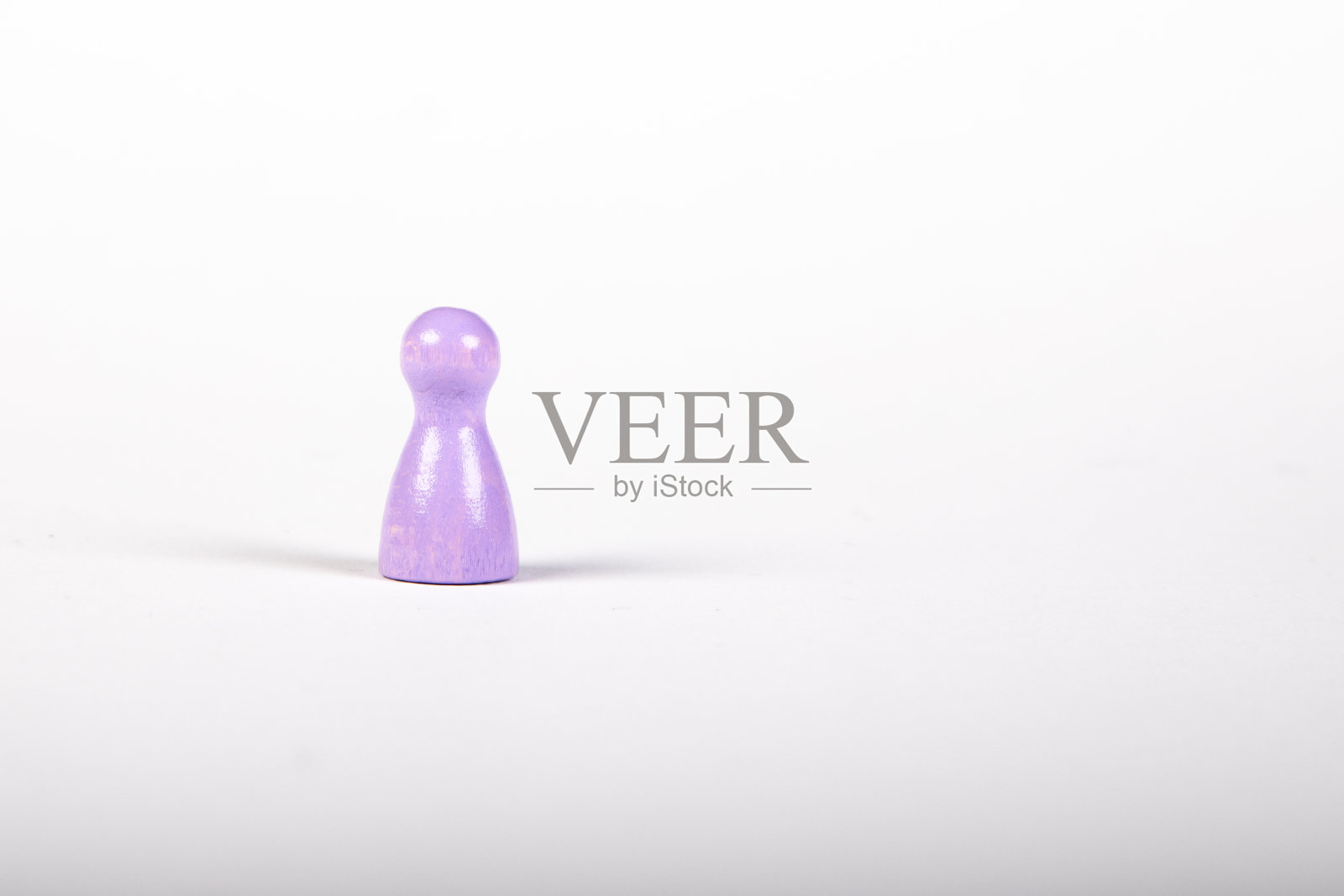 紫色木雕孤立在白色背景上照片摄影图片