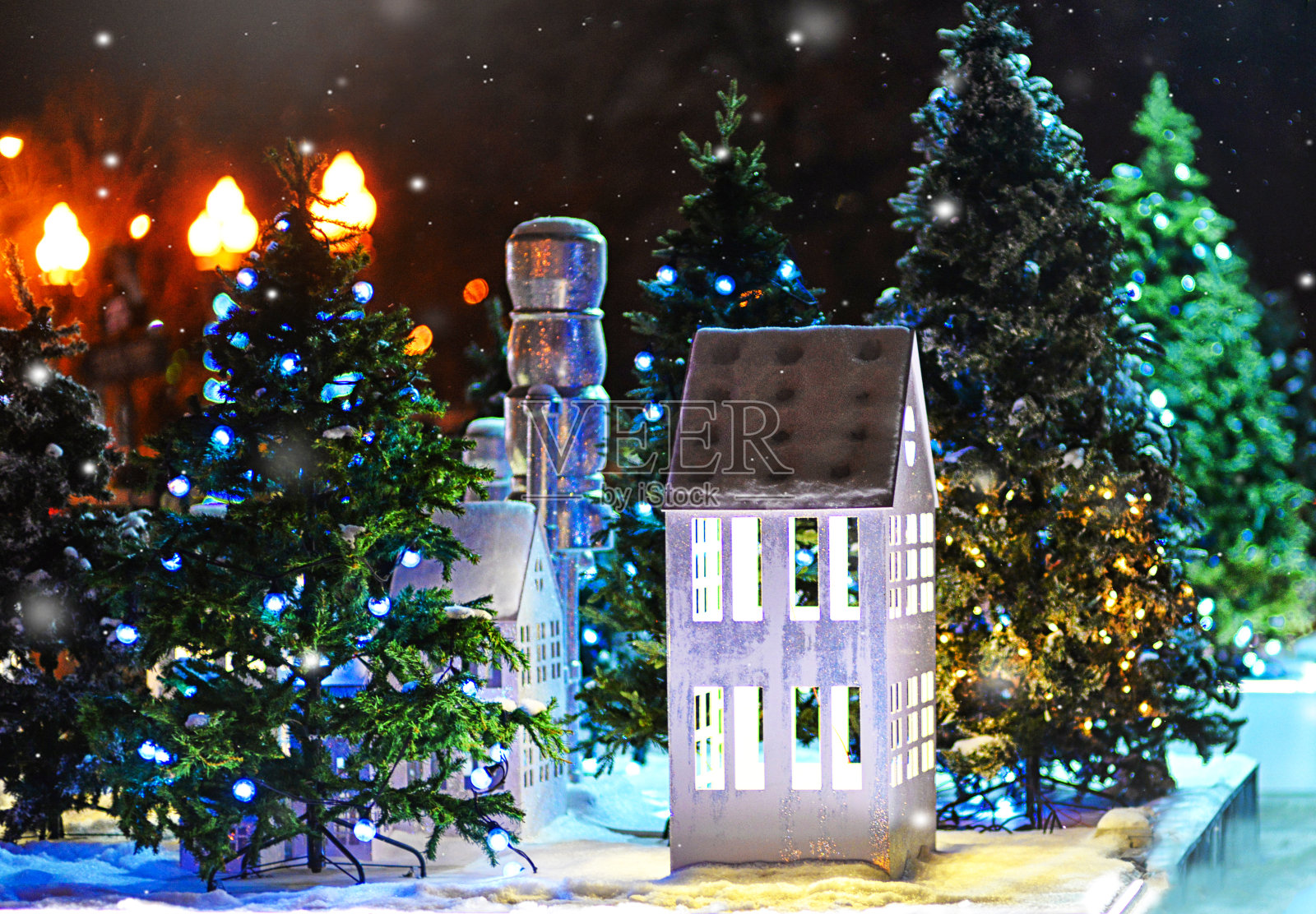 圣诞节白色的玩具房子和圣诞树照片摄影图片