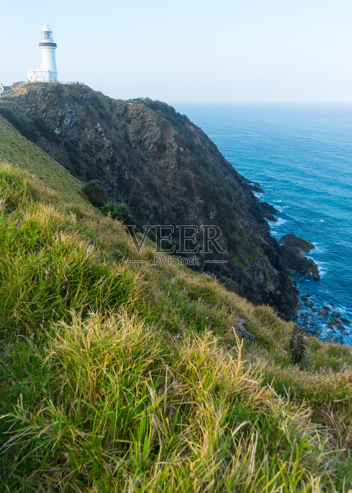 澳大利亚拜伦湾悬崖上的灯塔，俯瞰大海照片摄影图片