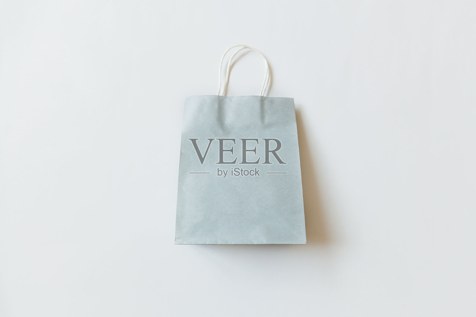 简单的最小设计购物袋孤立的白色背景。网上或购物中心购物狂概念。黑色星期五圣诞季大减价。平铺顶视图复制空间，模拟照片摄影图片