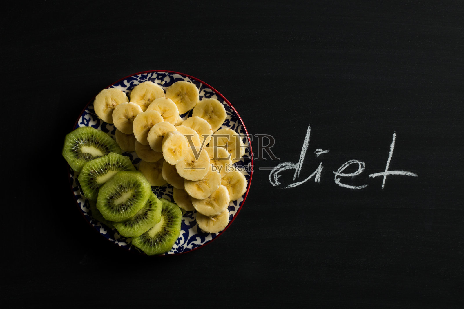 黑板上的水果盘和饮食概念照片摄影图片