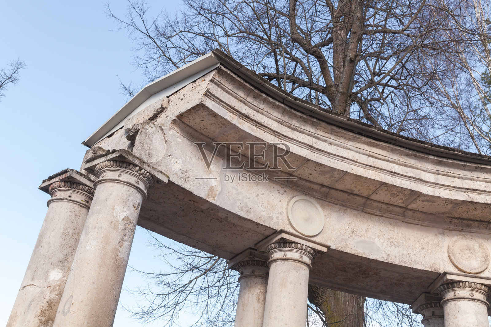 蓝天下的白色柱廊照片摄影图片