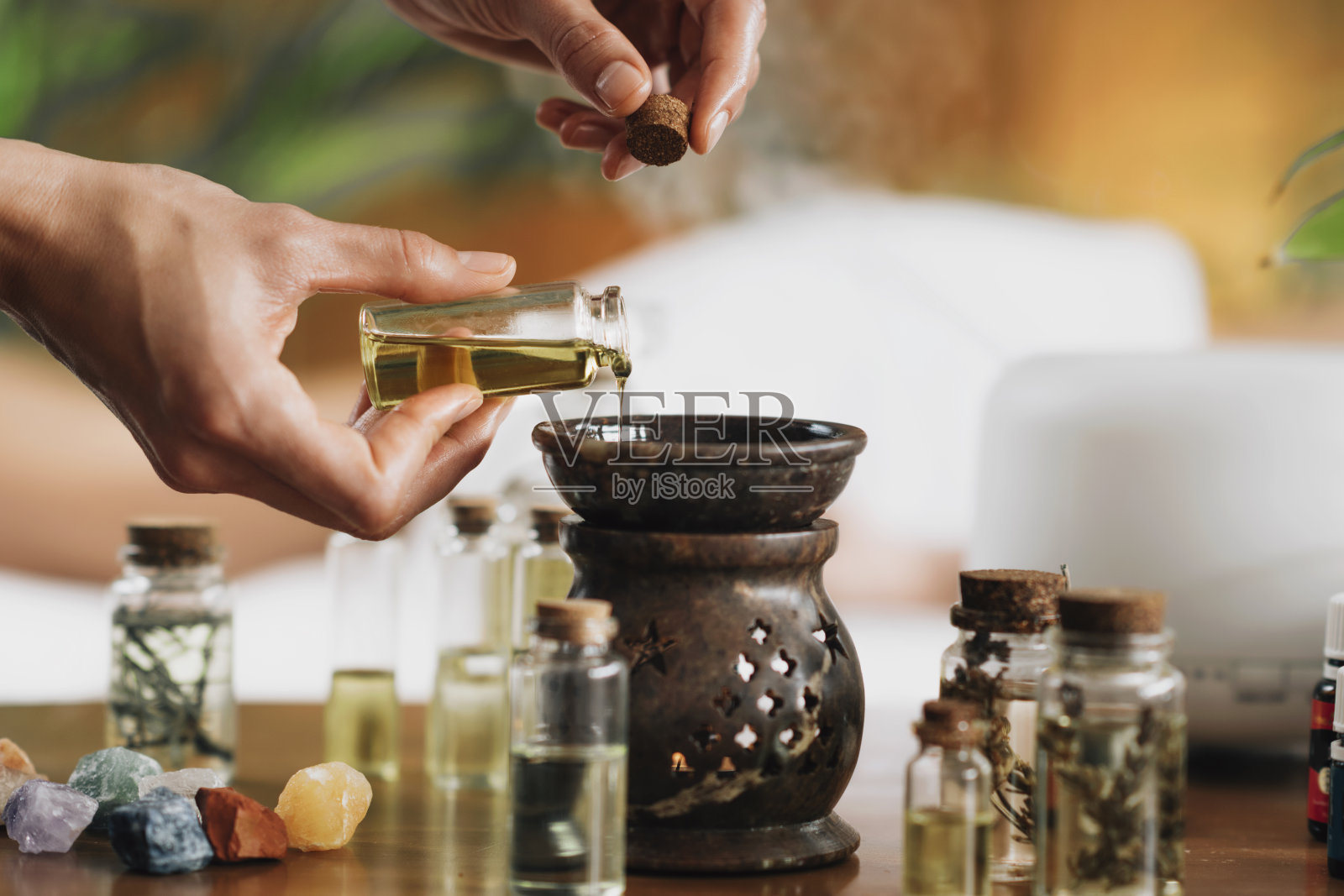 阿育吠陀香薰按摩，将芳香油倒入精油扩散器中照片摄影图片