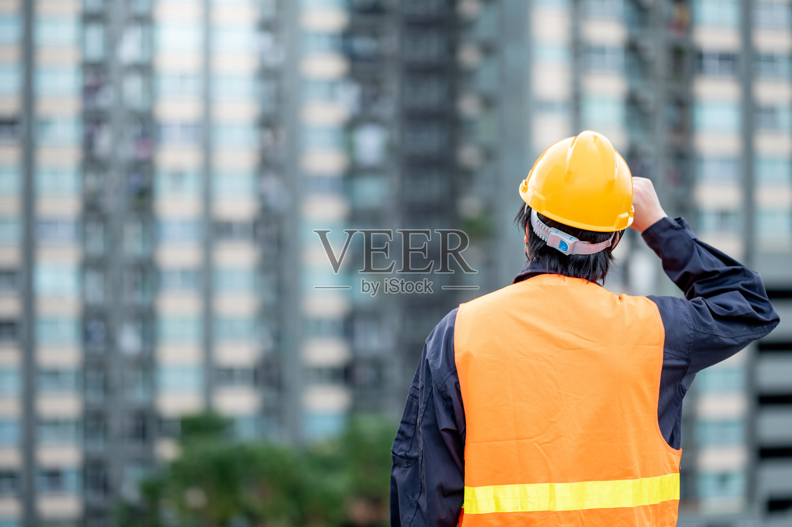 在建筑工地工作的维修工人照片摄影图片