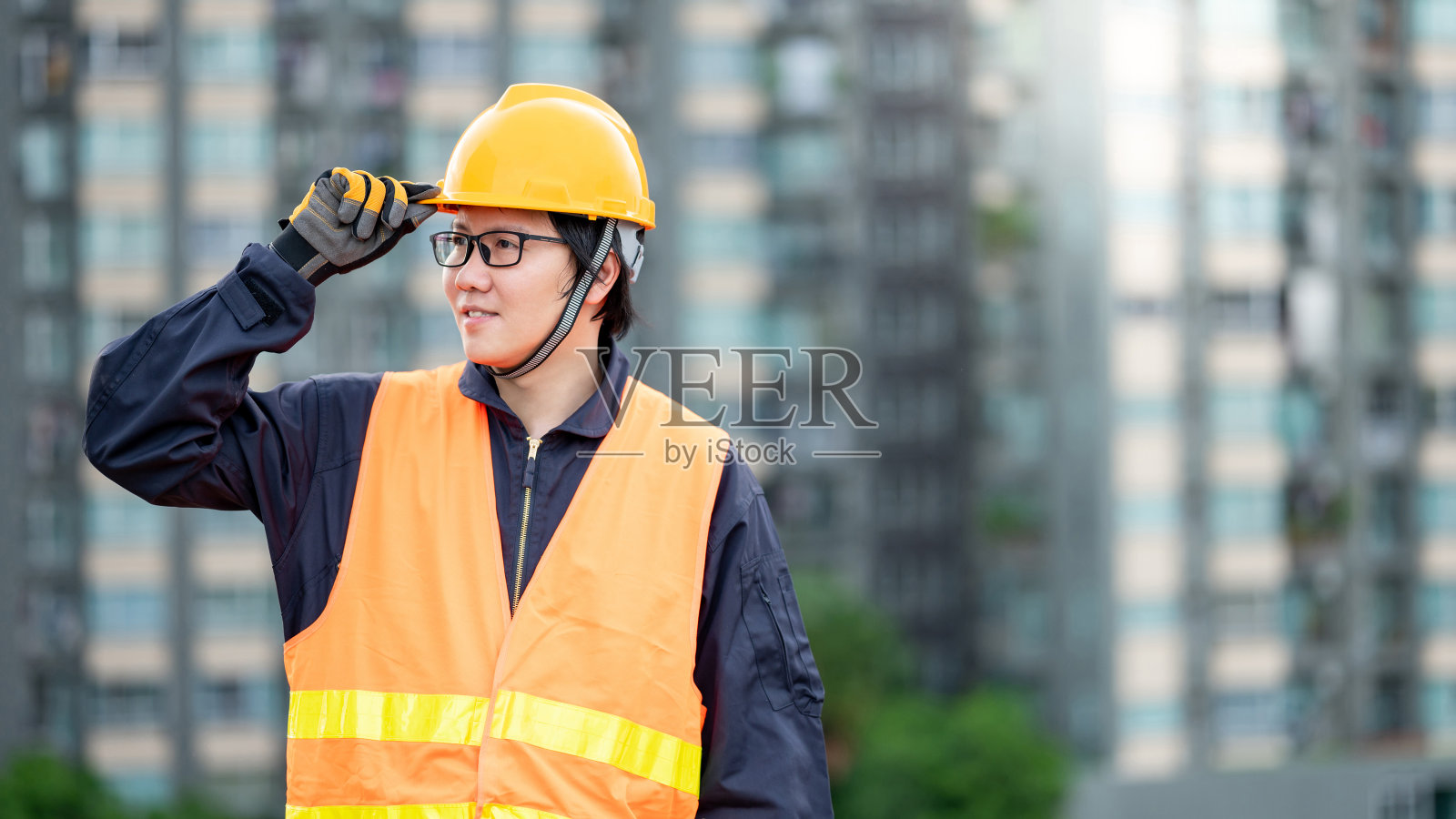 在建筑工地工作的维修工人照片摄影图片