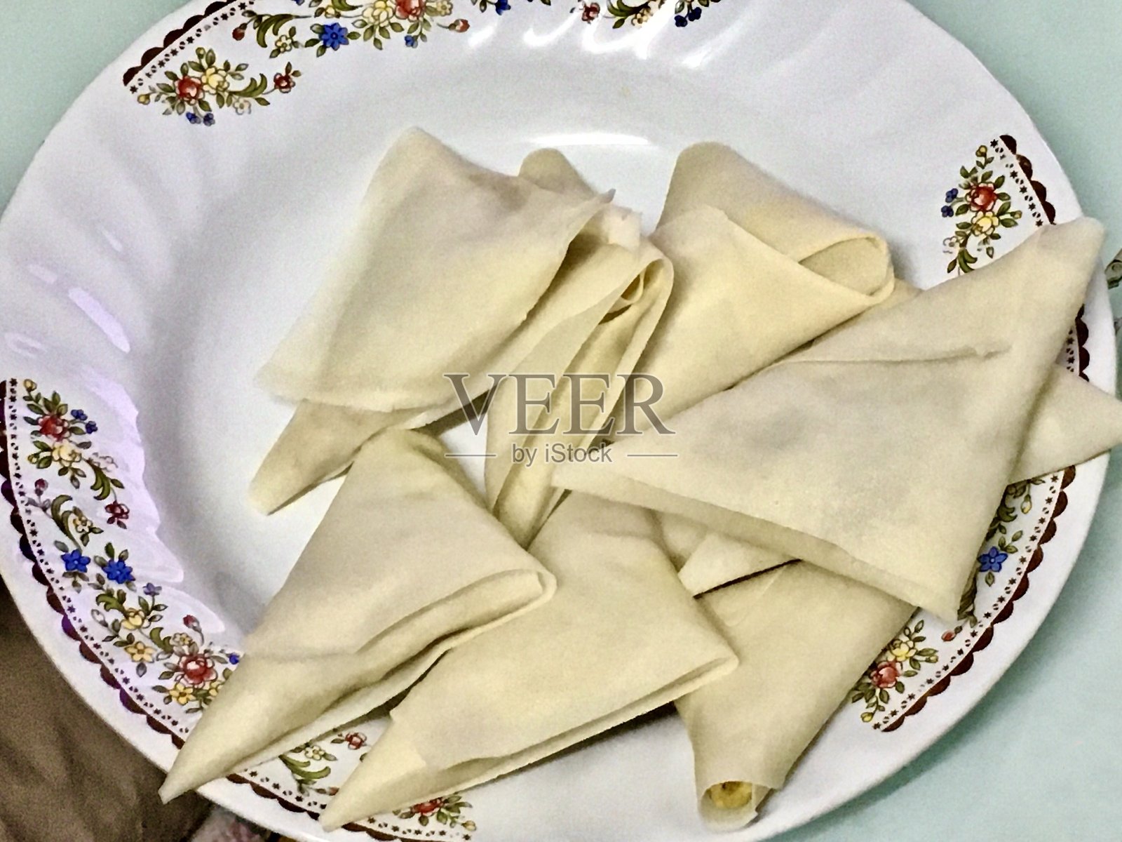 生萨莫萨在一个盘子里照片摄影图片