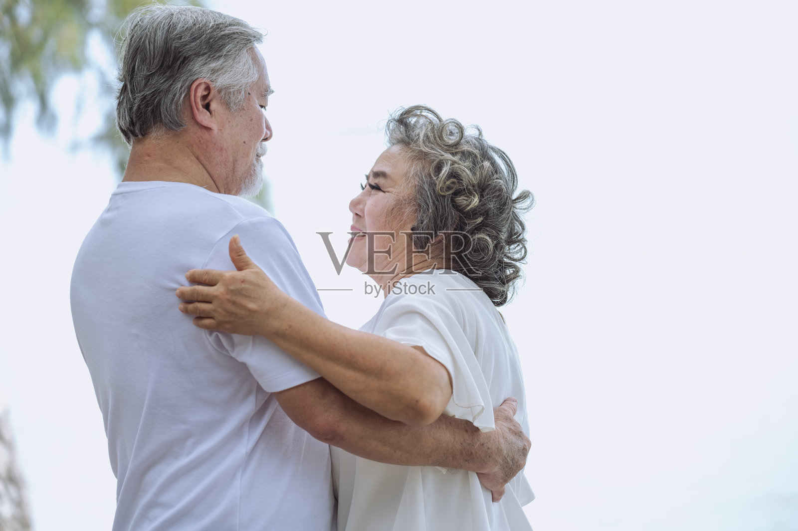 快乐的亚洲老年退休夫妇，放松微笑的老人和女人享受与退休度假在海边户外。健康护理家庭户外生活方式照片摄影图片