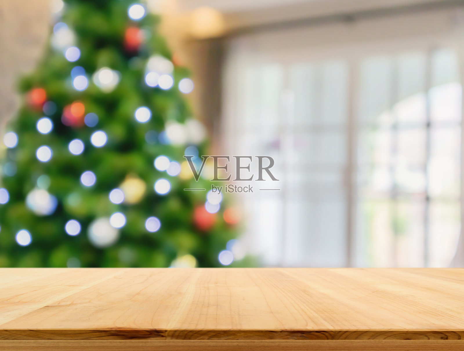 空的桌面与模糊的圣诞树与散景光背景照片摄影图片