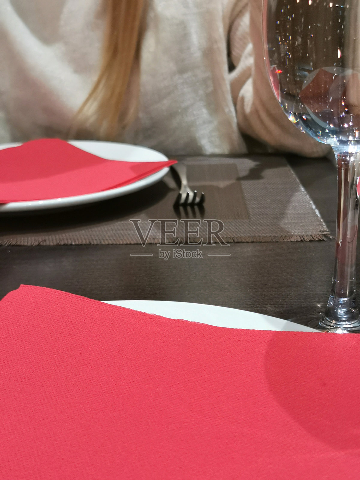 低角度近距离观察水晶酒杯顶部酒吧与模糊的餐厅背景场景照片摄影图片