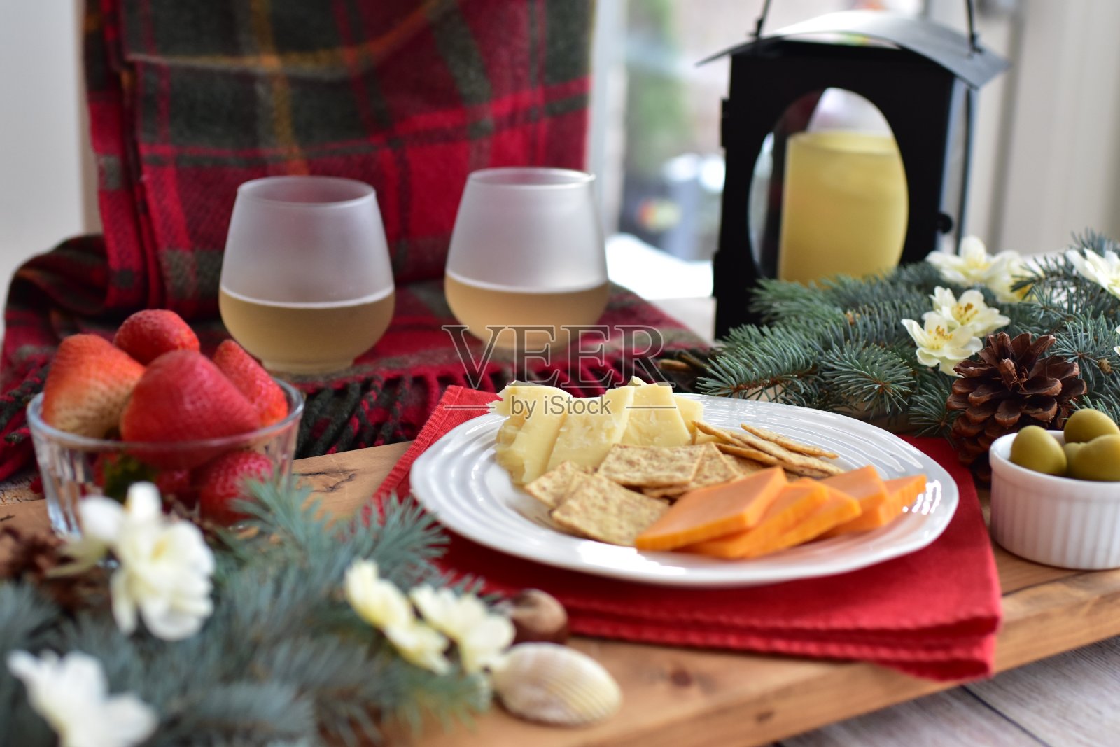 节日季节性猪肉拼盘与节日圣诞装饰背景照片摄影图片