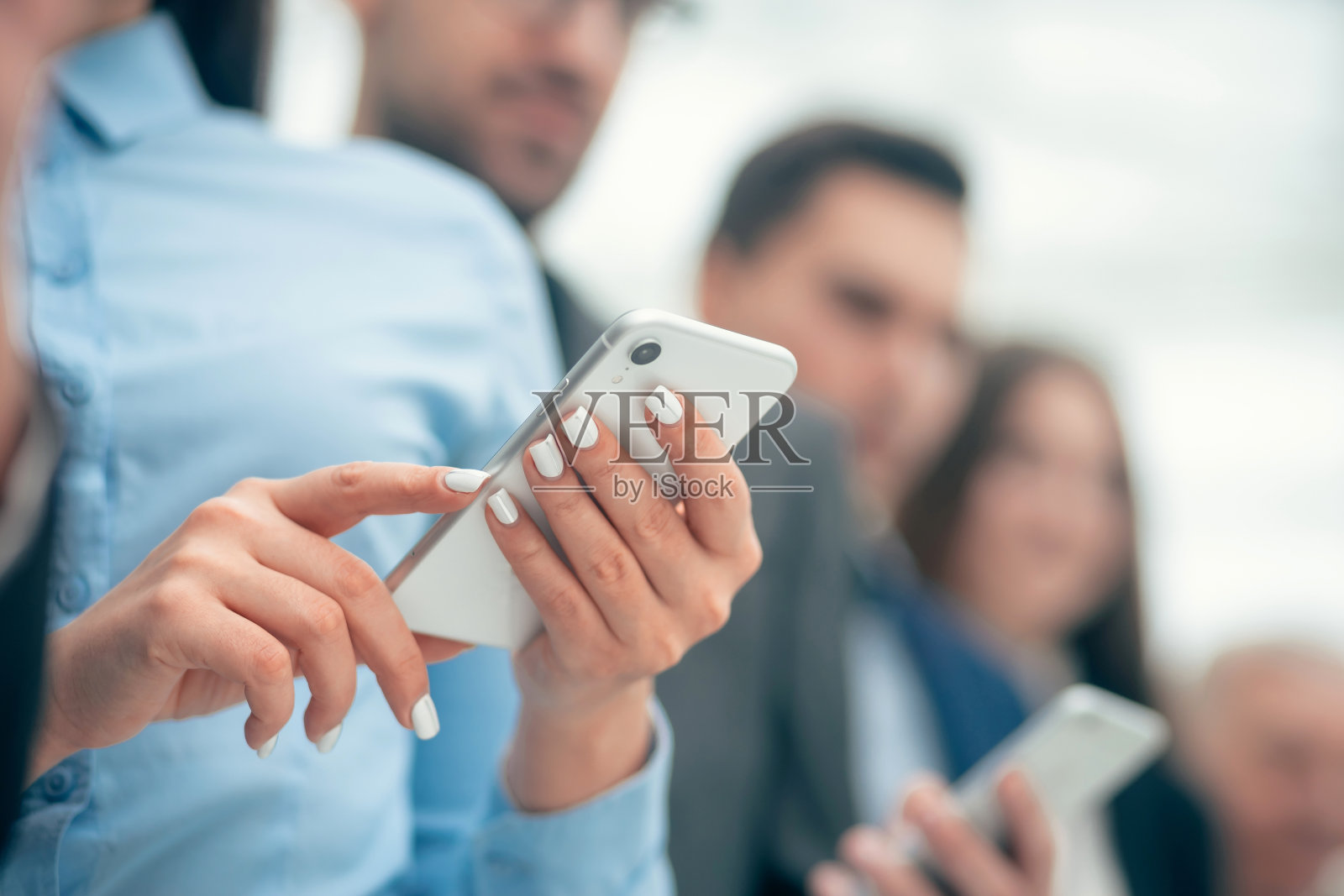 关闭了。快乐的商务人士在智能手机上阅读短信照片摄影图片