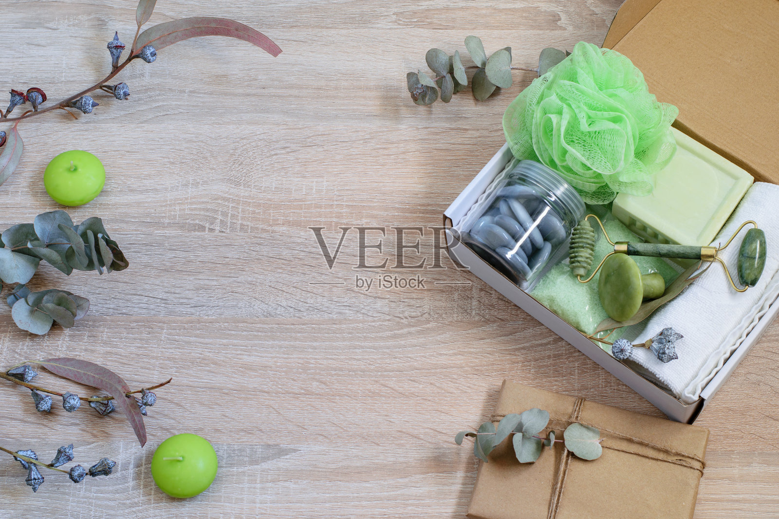 为圣诞节或母亲节或其他任何节日准备的个人生态芳香面部和身体皮肤化妆品礼盒。照片摄影图片