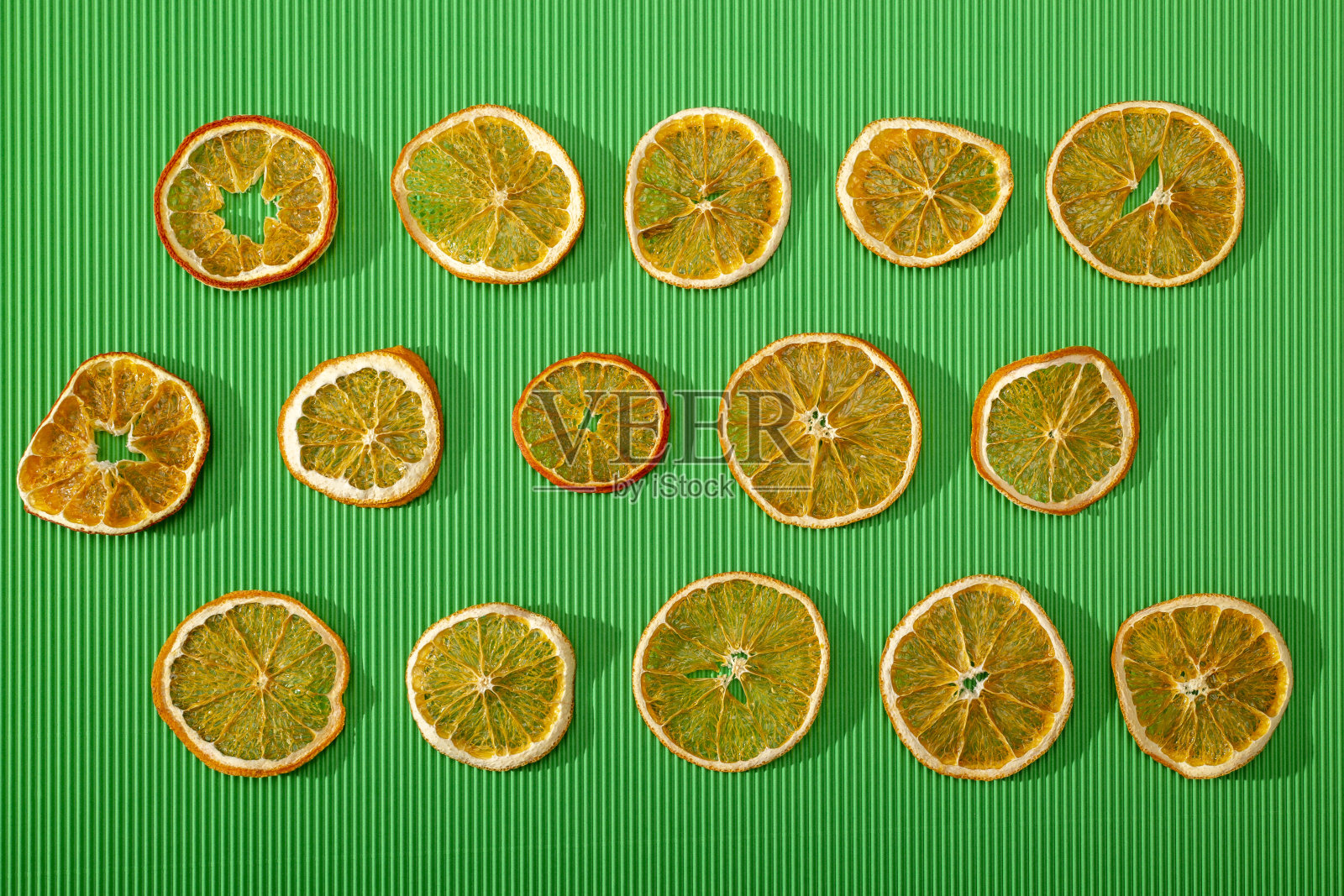 晒干的柠檬靠近绿色的背景照片摄影图片