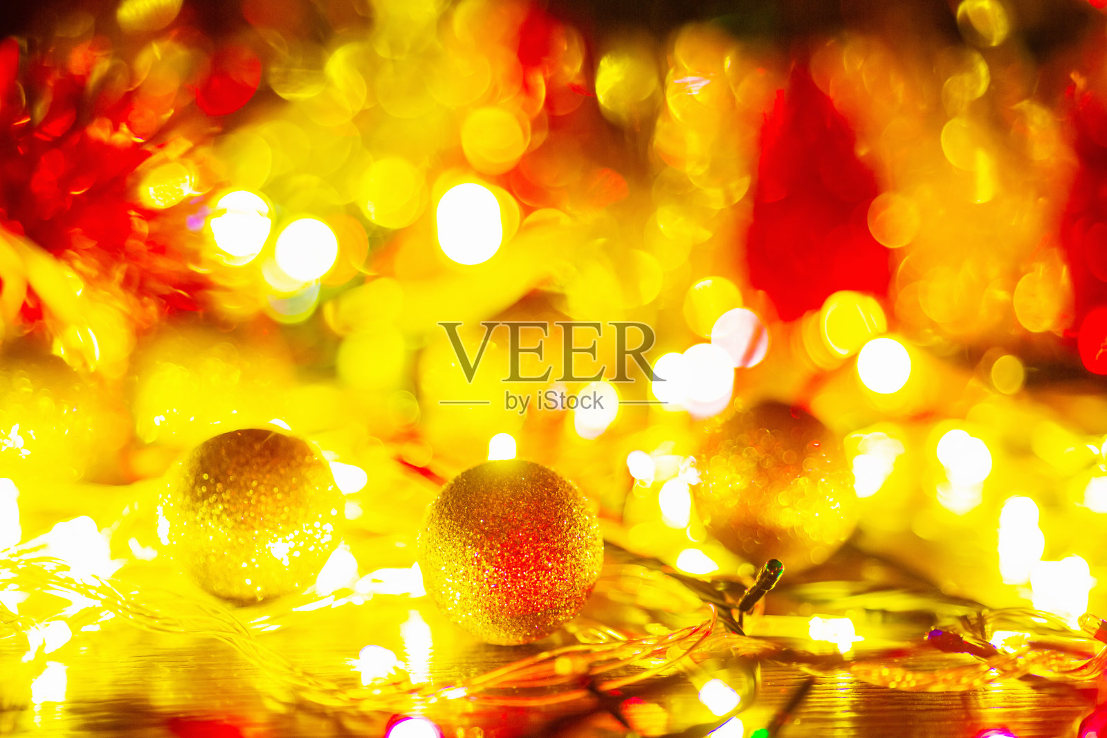 新年的背景。美丽的金色花环冬季bokeh。摘要新年背景。圣诞玩具全景。圣诞花环。Copyspace。神奇的节日卡片照片摄影图片