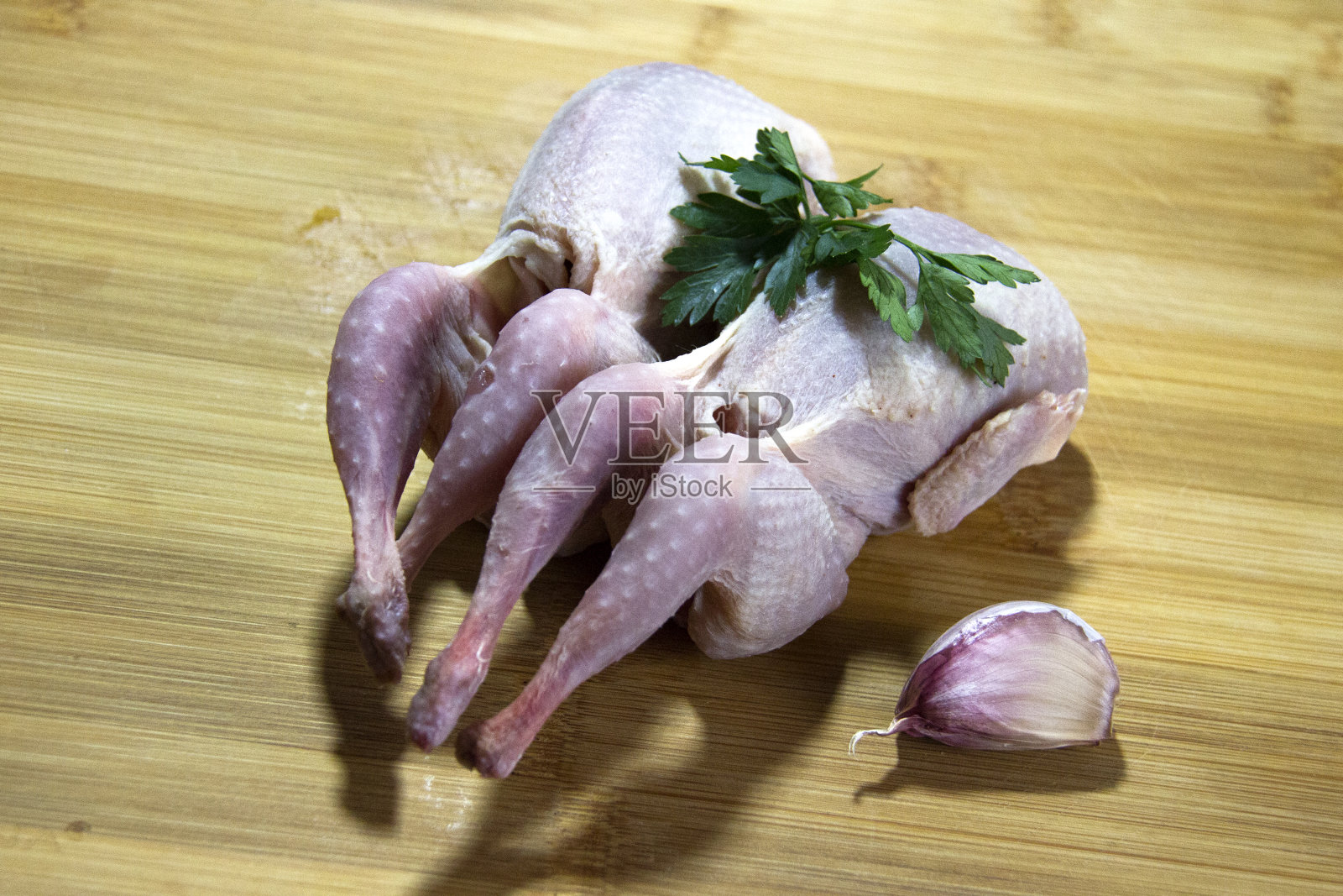 原始的未煮过的鹌鹑照片摄影图片