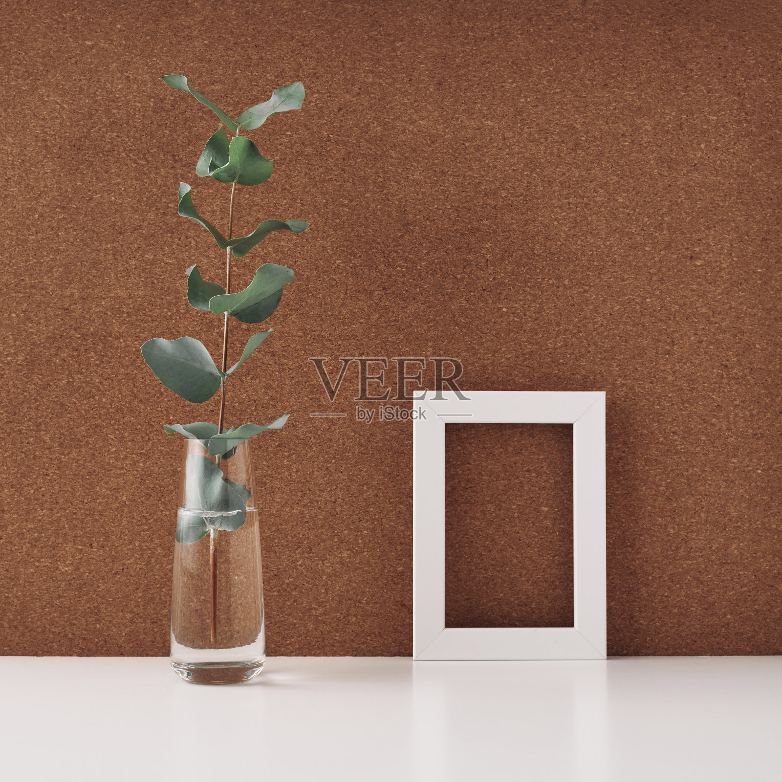 木制框架和花瓶与桉树枝，软木背景。模拟，复制空间。民间。照片摄影图片