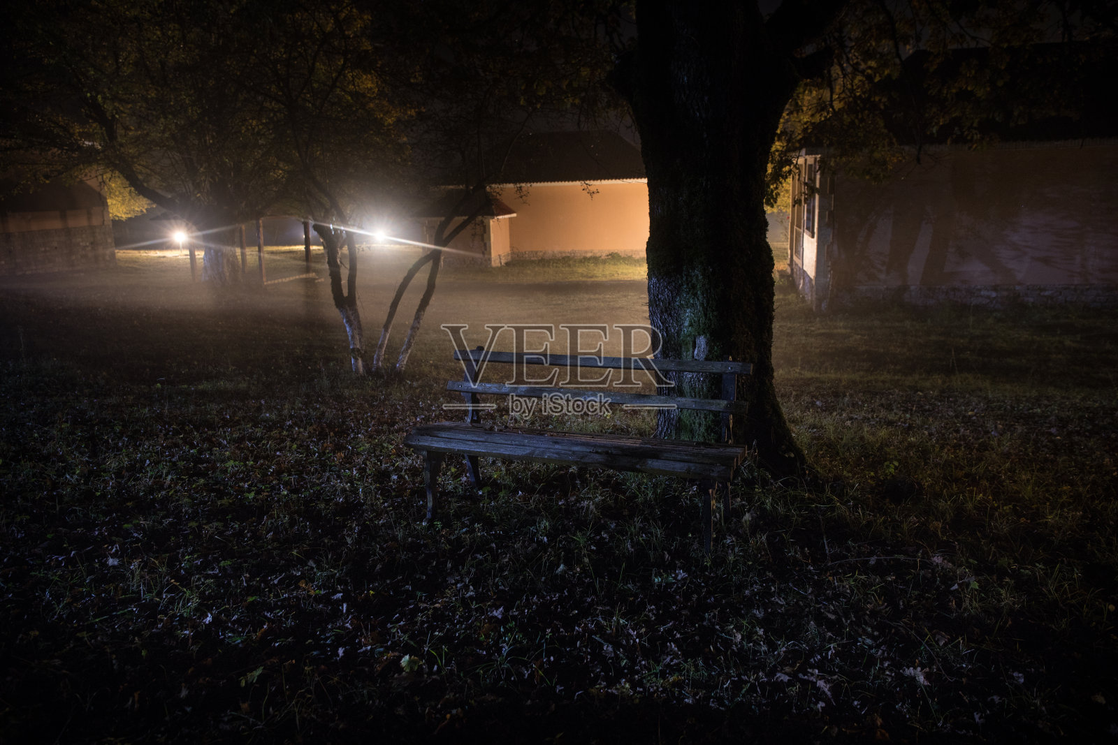 山夜景建筑在森林晚上与月亮或古董乡村房子晚上与云和星星。夏天的夜晚。照片摄影图片