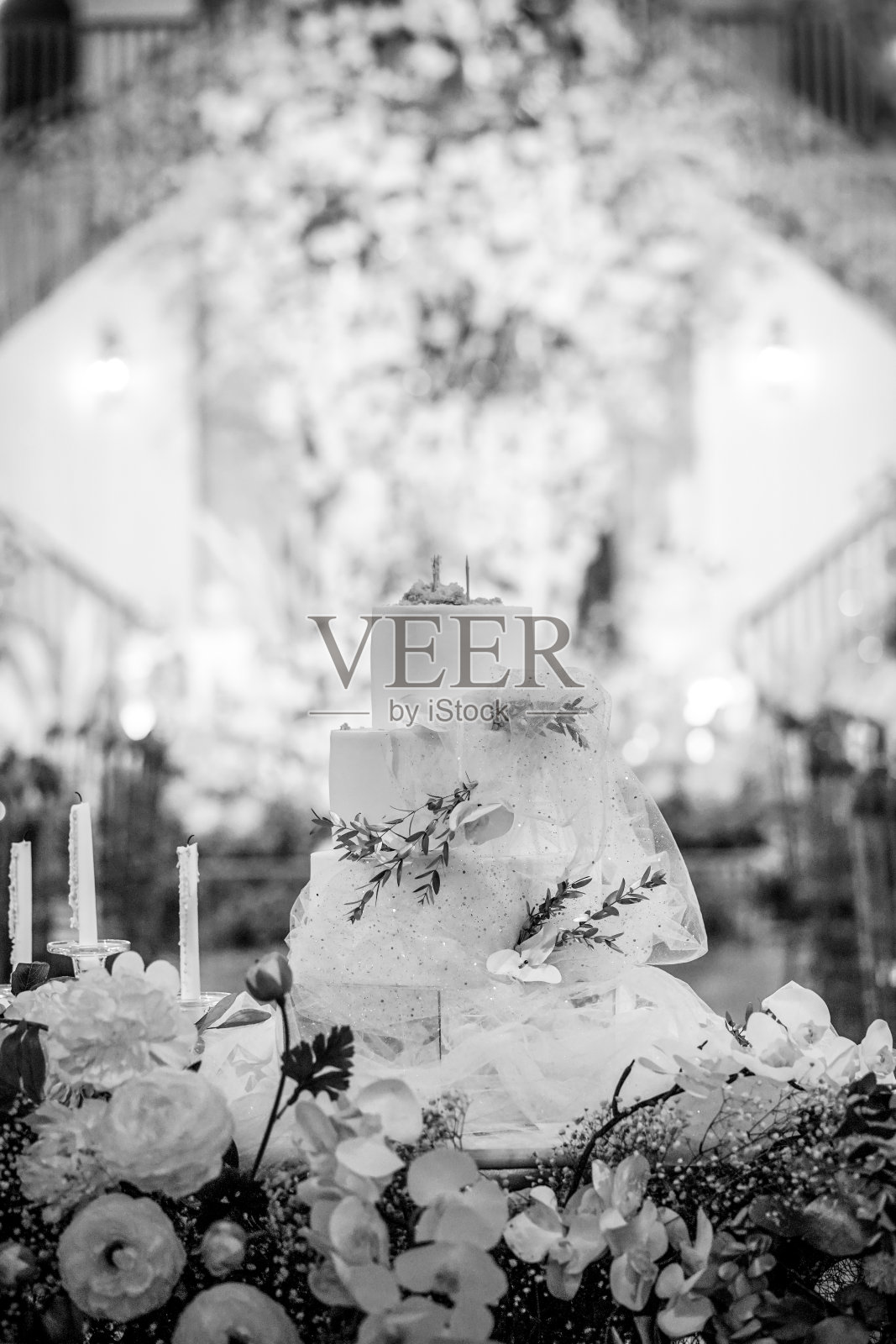 婚礼蛋糕。一个白色婚礼蛋糕与复古和薄膜颗粒过滤器。软的焦点。照片摄影图片