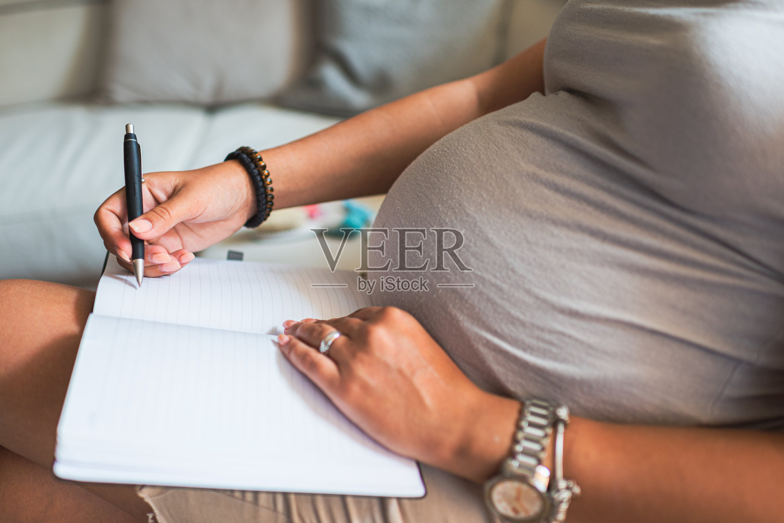 孕妇做待办事项清单照片摄影图片