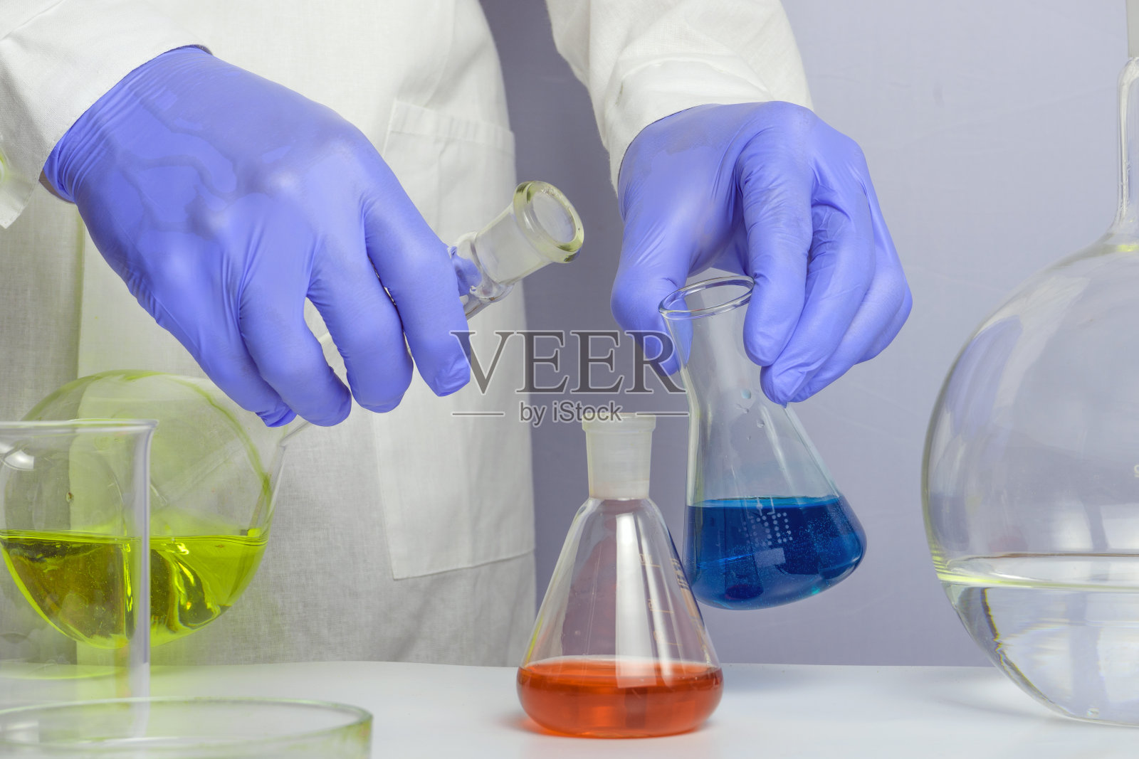 工作场所的实验室助理。一个科学的手做试管样本测试。照片摄影图片