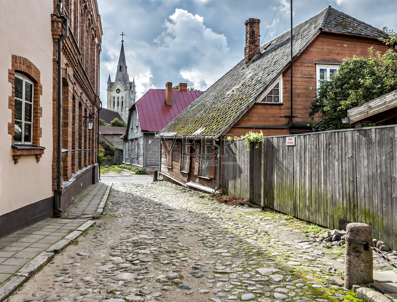 通往中世纪天主教教堂的狭窄街道照片摄影图片