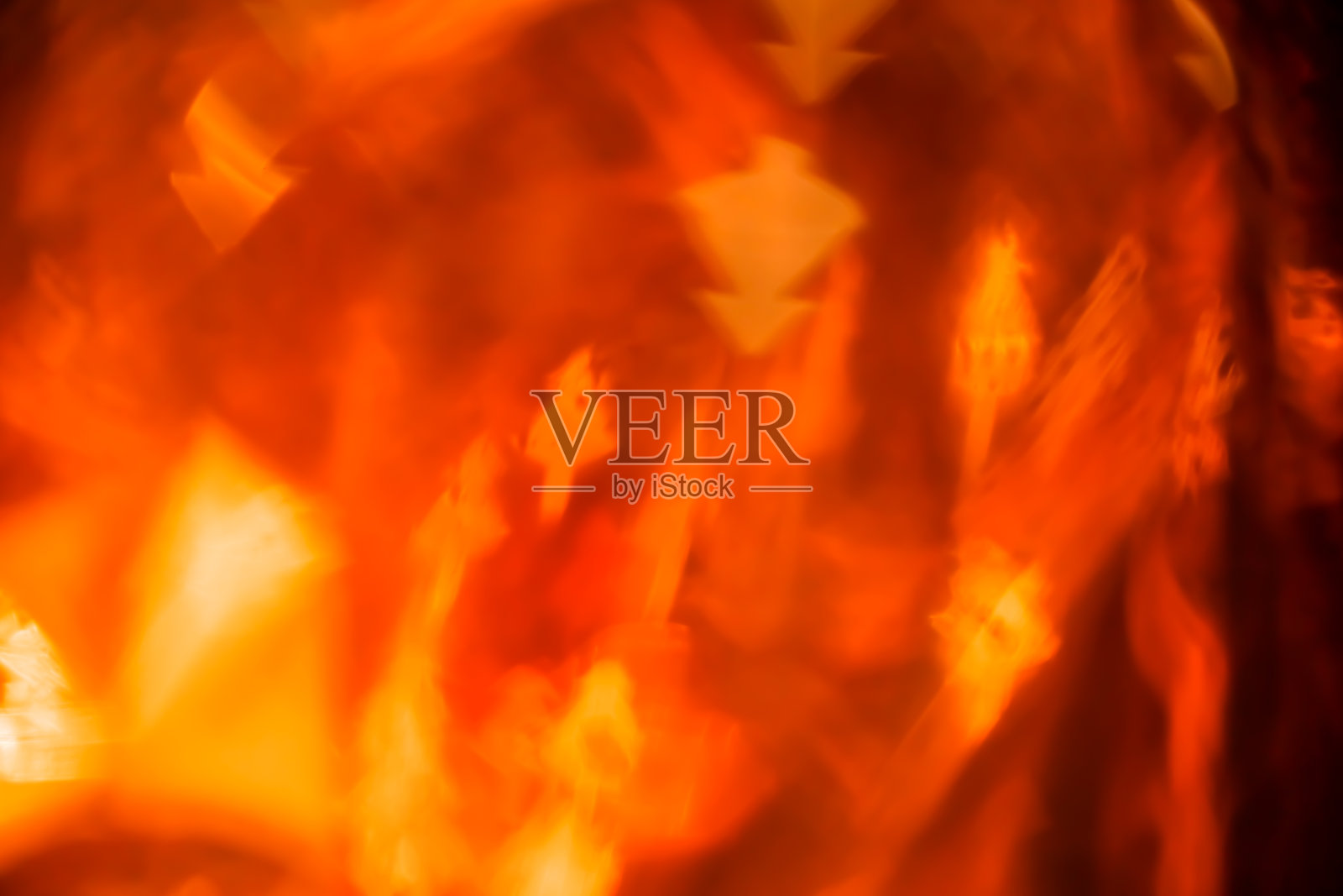 散焦背景的明亮灯光在小圣诞树的形状照片摄影图片