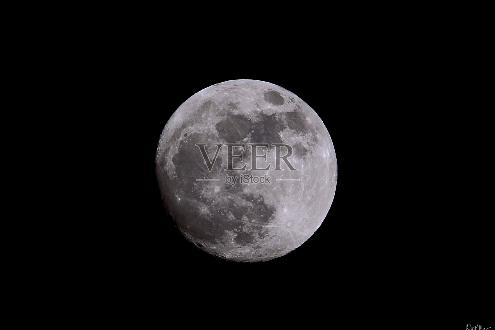 满月前的海狸月亮显示陨石坑。照片摄影图片