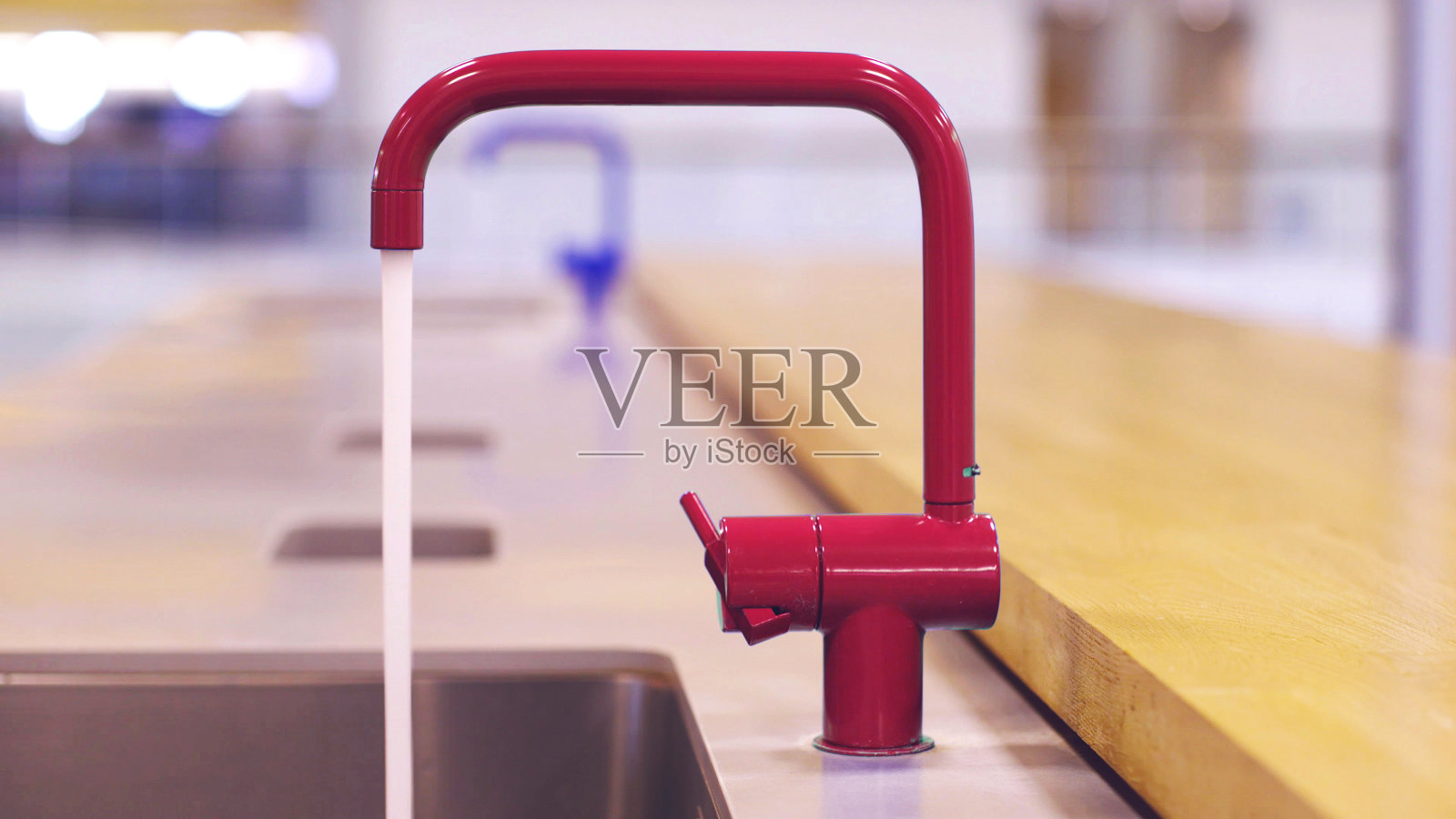 公共厨房里的红色水龙头照片摄影图片