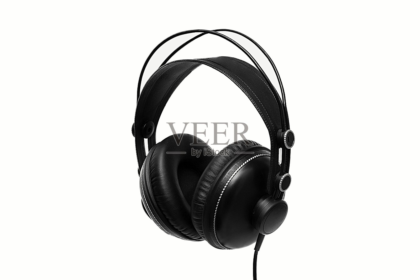 白色背景下的黑色耳机照片摄影图片
