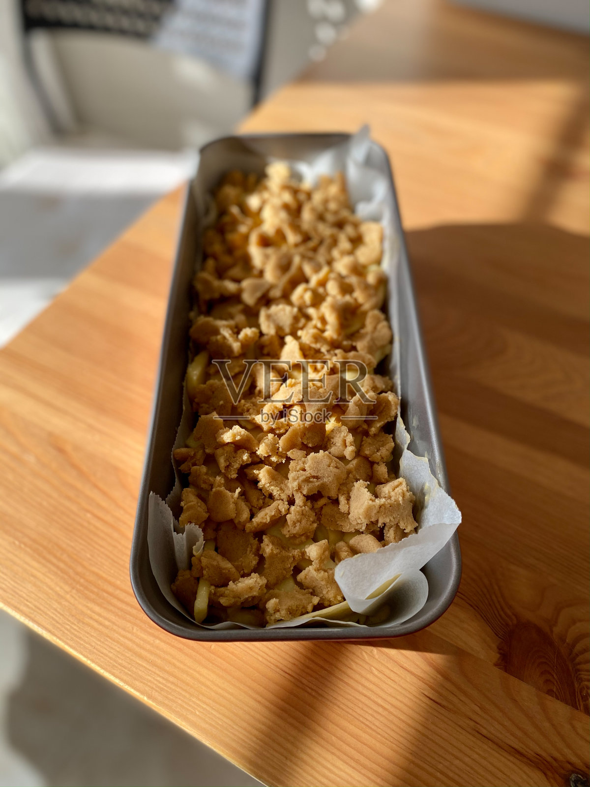 烤模里的苹果蛋糕。准备烤。照片摄影图片