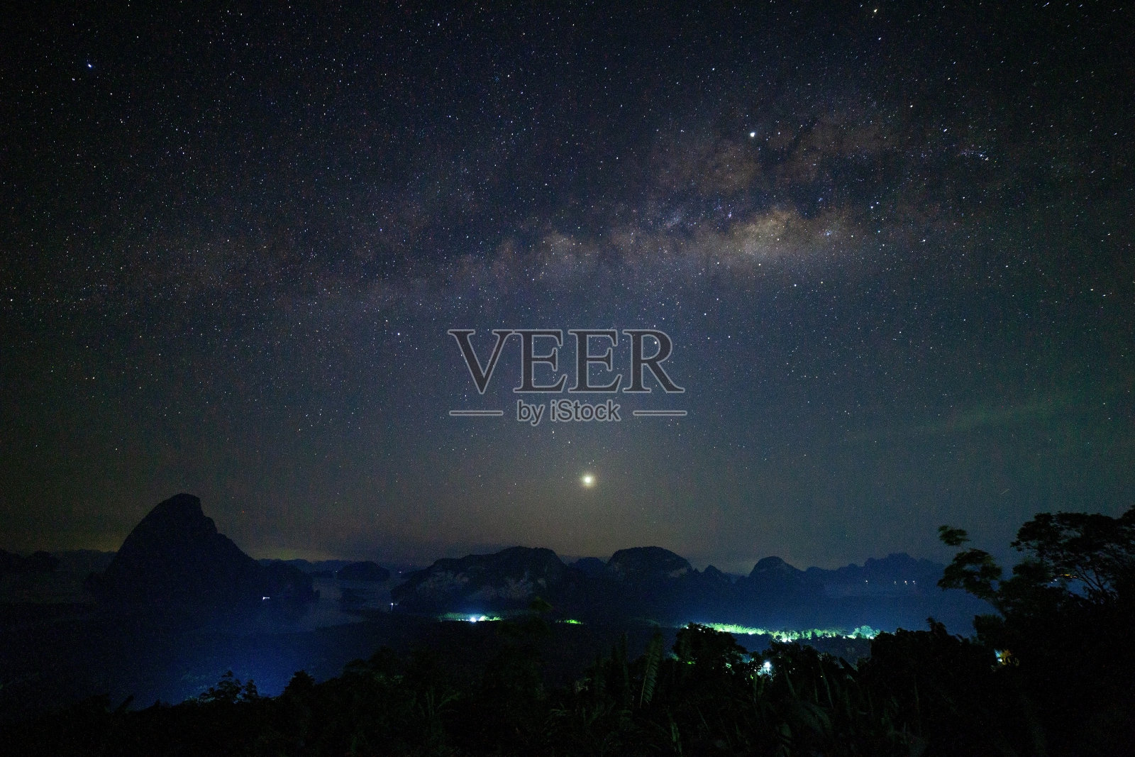 长曝光夜间摄影与银河在泰国攀牙。照片摄影图片