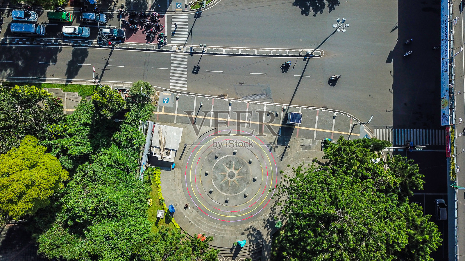 达戈街鸟瞰图在万隆市，印尼与相机指向达戈地标公园附近的街道。照片摄影图片