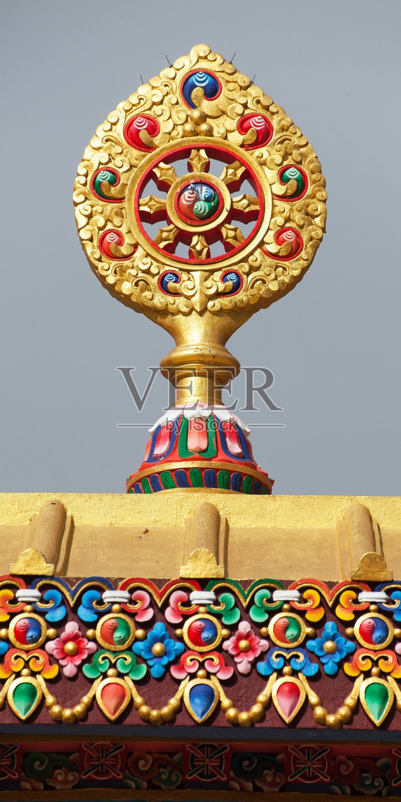 腾格里寺屋顶上的佛教符号照片摄影图片