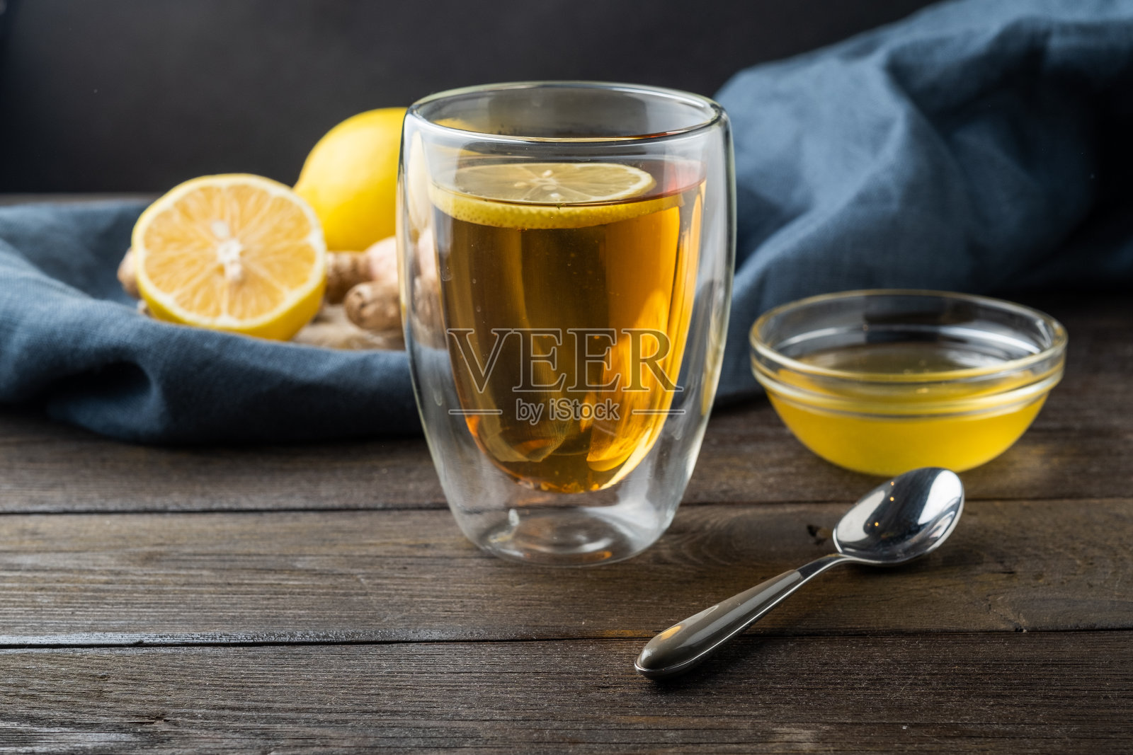 一种天然的绿茶，含有生姜，柠檬，薄荷和蜂蜜照片摄影图片