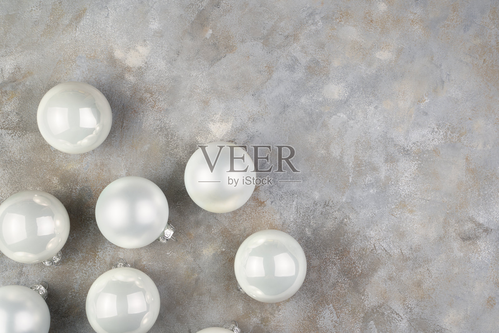 新年快乐2021年，背景白色光泽和哑光圣诞球在一个灰色的背景。照片摄影图片